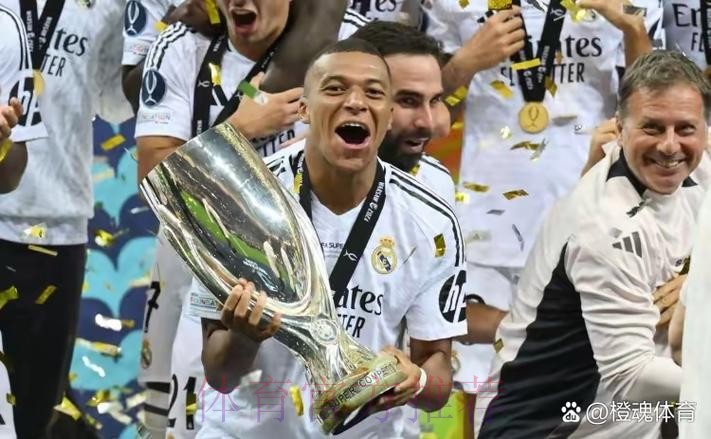 西媒:姆巴佩一周前给皇马一线队所有人送音响 西媒:姆巴佩一周前给皇马一线队所有人送音响